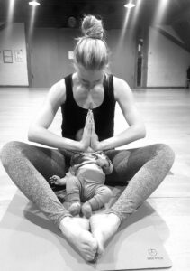 TV Plieningen postnatales Yoga Mama mit Baby